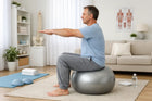 Therapiebälle für Balance, Haltung & Krafttraining zuhause – Mann sitzt auf Gymnastikball und trainiert Rumpfstabilität
