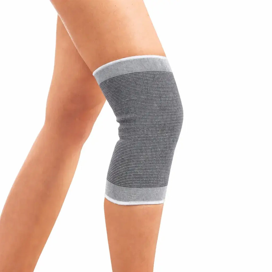 Kniebandage elastisch – graue elastische Kniebandage am Bein für stabilen Halt, Unterstützung und Entlastung im Alltag