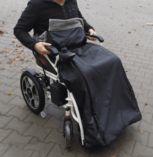 Rollstuhl Schlupfsack für Winter – winddicht und warm am Rollstuhl, schützt Beine vor Kälte und Regen