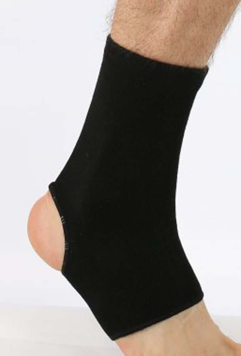 Sprunggelenkbandage Elastan in Schwarz am Fuß getragen – elastische, stabilisierende Knöchelbandage für Sport und Alltag