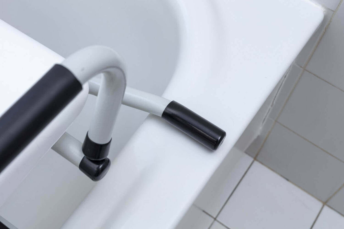 Badewannensitz drehbar Atlantis IV 360° mit Armlehnen – stabiler Sitz und sicherer Einstieg in die Badewanne
