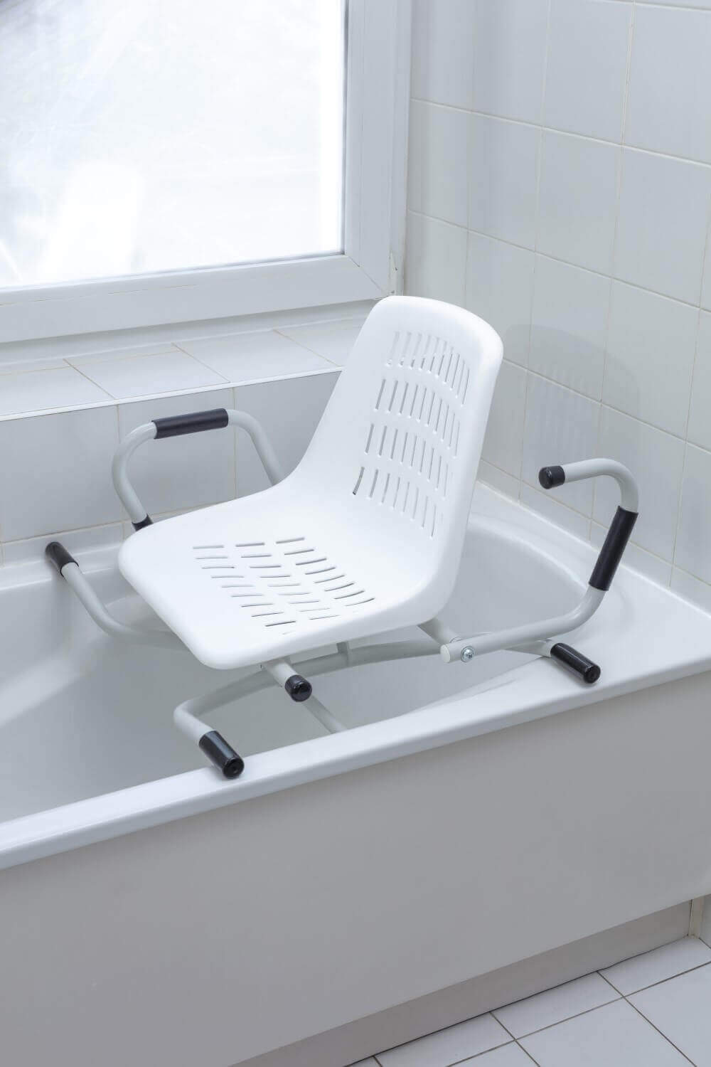 Badewannensitz drehbar Atlantis IV 360° mit Armlehnen, stabiler sicherer Sitz für komfortables Baden und leichteren Einstieg