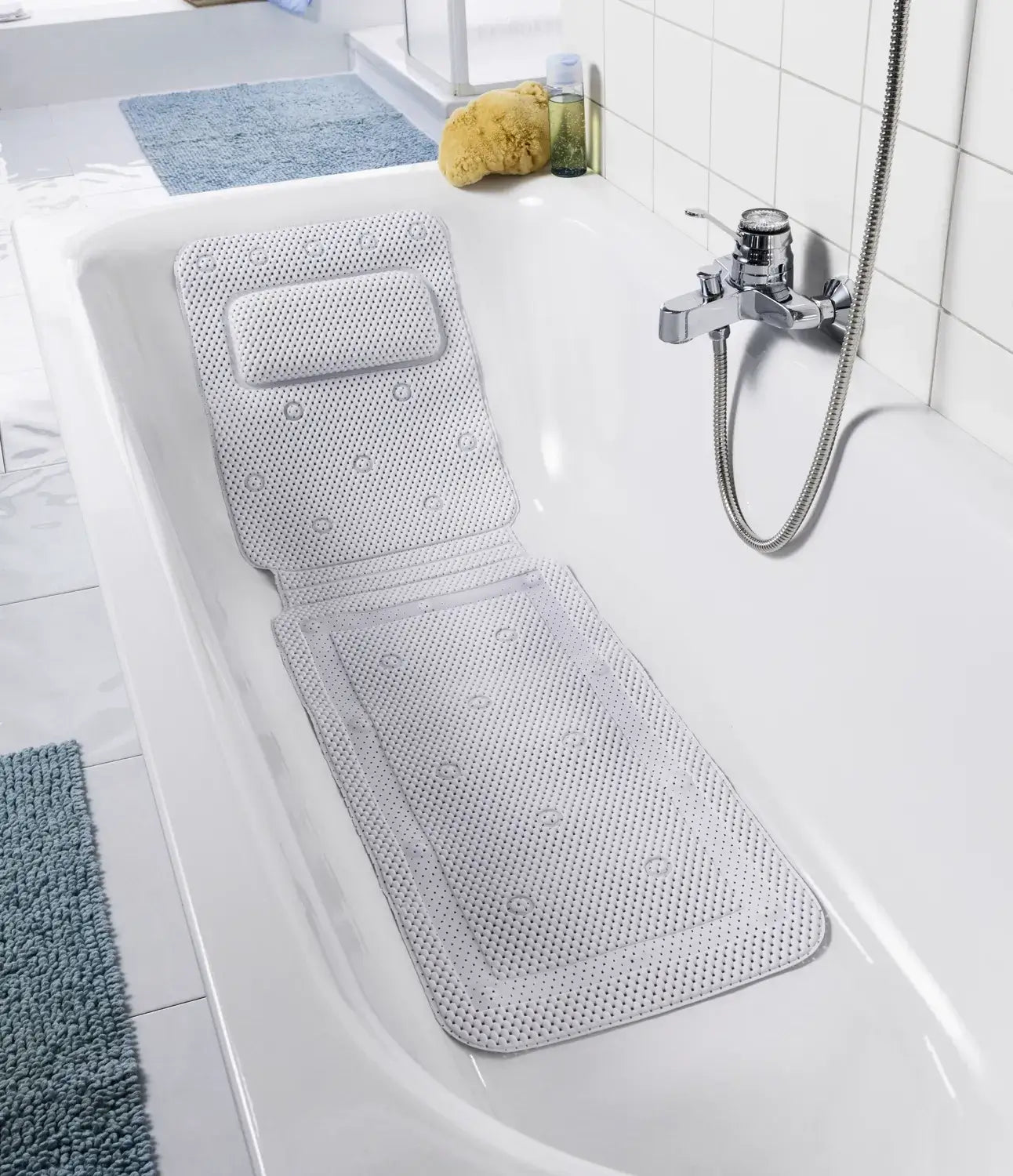Badewanneneinlage rutschfest mit Kopfpolster und Saugnäpfen in der Badewanne für sicheren, bequemen Badegenuss