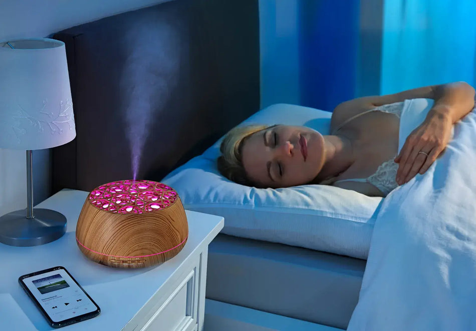 LED Aroma Bluetooth Speaker als Aromadiffusor mit LED-Licht in Holzoptik am Nachttisch – entspannender Duftnebel beim Schlafen
