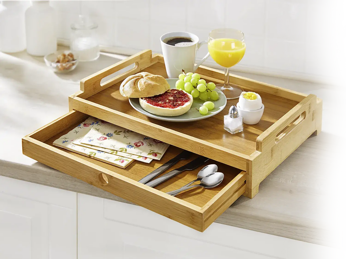 Bambus-Serviertablett mit Schublade als Frühstückstablett fürs Bett, mit Tasse Kaffee, Saft, Brötchen und Besteck
