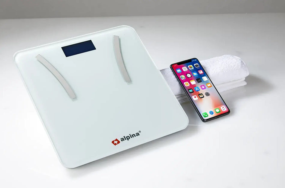 Smart Personenwaage mit App-Anbindung und Körperanalyse bis 180 kg, digitale Waage mit Display neben Smartphone