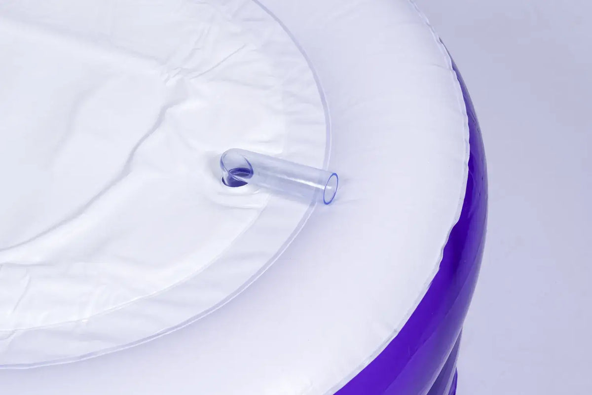 Aufblasbare Badewanne in Lila – Detailansicht des Luftventils am Rand, mobile Badewanne für Zuhause, Balkon und Garten