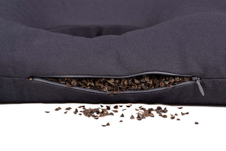 Anti Dekubitus Kissen mit Buchweizenfüllung, druckentlastend, geöffnetes Kissen mit sichtbaren Buchweizenschalen