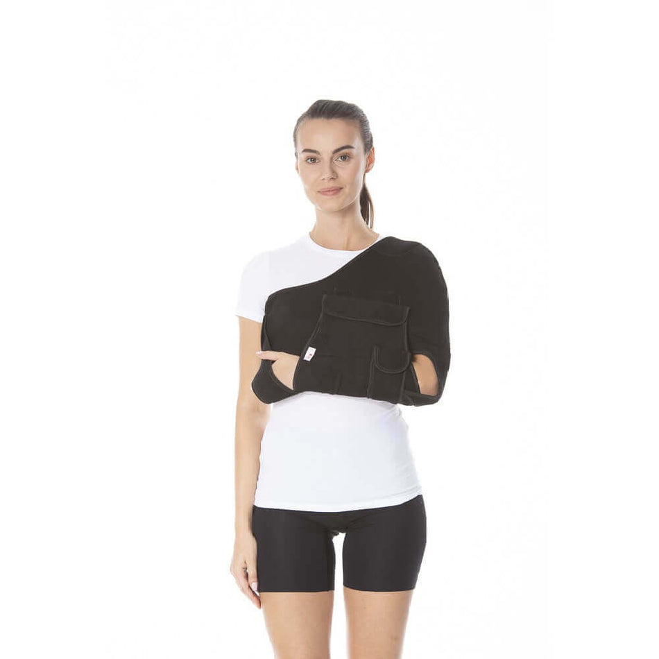 Dessault Schulterorthese zur Ruhigstellung von Schulter und Arm – Stabilisierung und Immobilisierung bei Verletzungen, Modell trägt Orthese