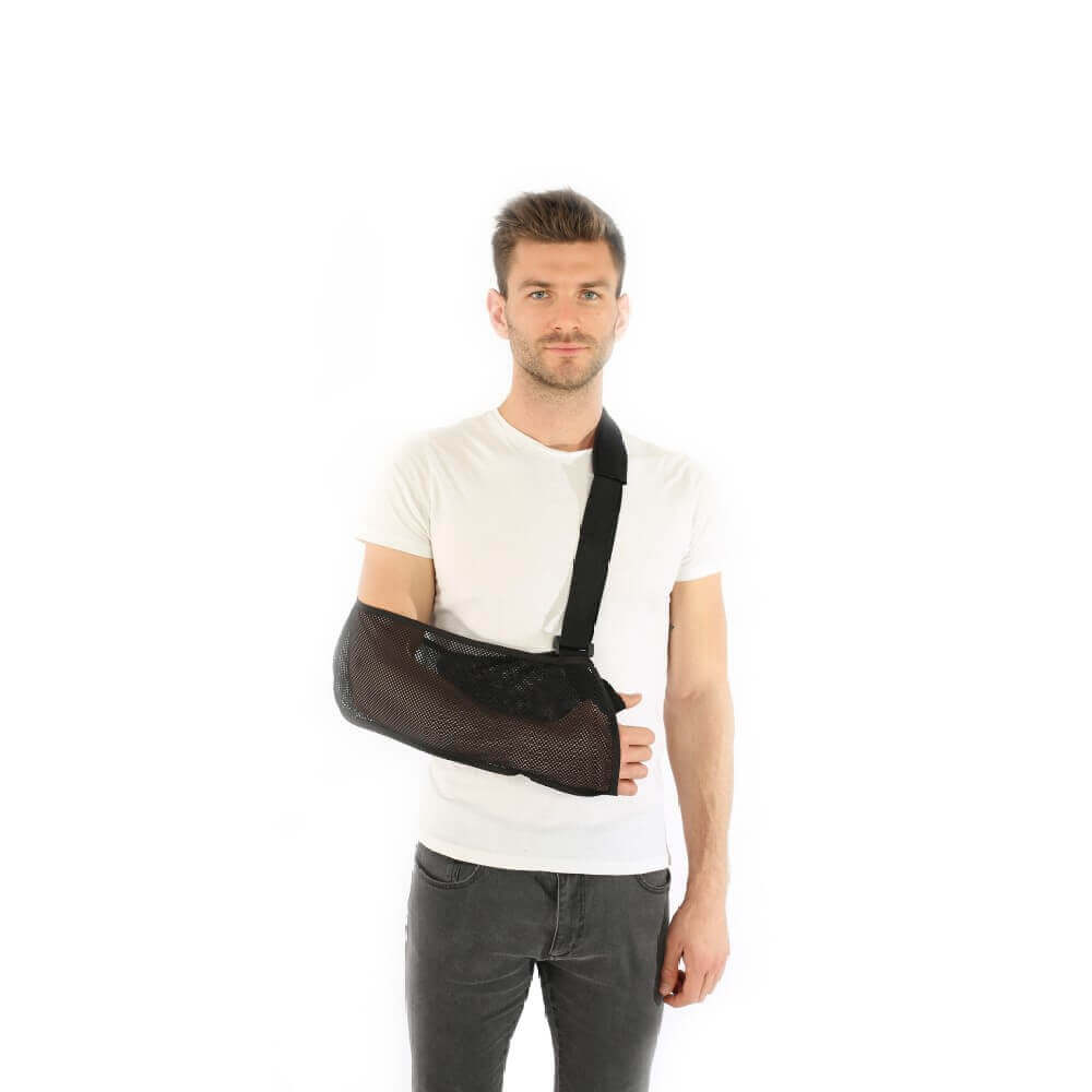 Armschlinge aus atmungsaktivem Mesh zur leichten Schulterentlastung, verstellbare Gurte, Modell am Arm