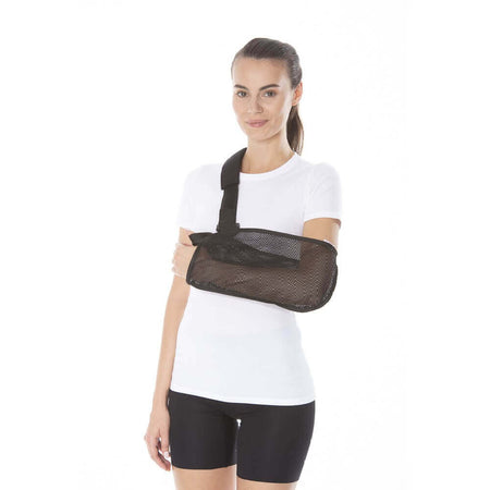 Armschlinge aus atmungsaktivem Mesh zur Entlastung von Arm und Schulter, verstellbarer Gurt, Modell trägt schwarz