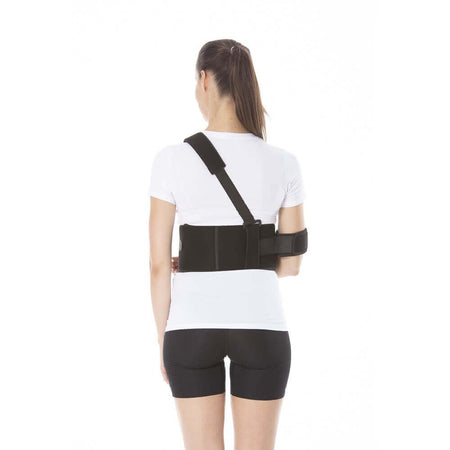 Dessault Schulterorthese zur stabilen Fixierung von Schulter und Arm, Rückansicht einer Person mit Schulterstütze und Armschlinge