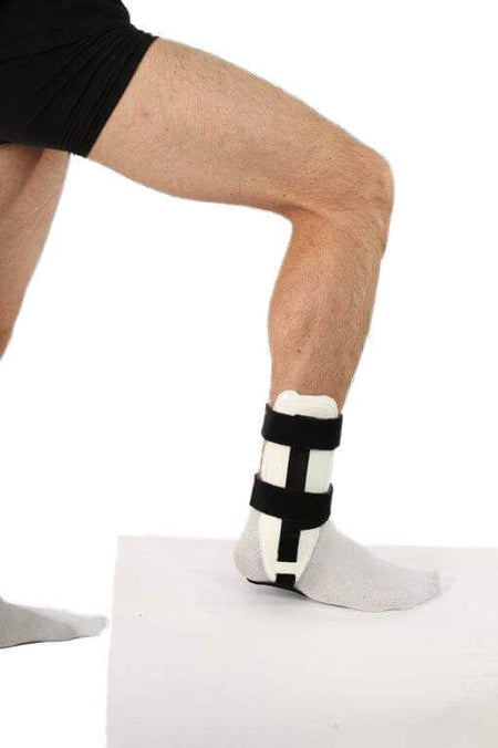 Sprunggelenkstütze mit Schaumeinlage und seitlichen Kunststoffschalen am Fußgelenk für stabilen Halt und sichere Rehabilitation