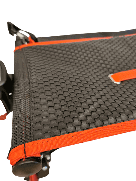 Rollator faltbar leicht Sitzfläche mit rutschfestem Gurtgewebe und orangefarbenem Rand – patentierte Faltmechanik, kompakt