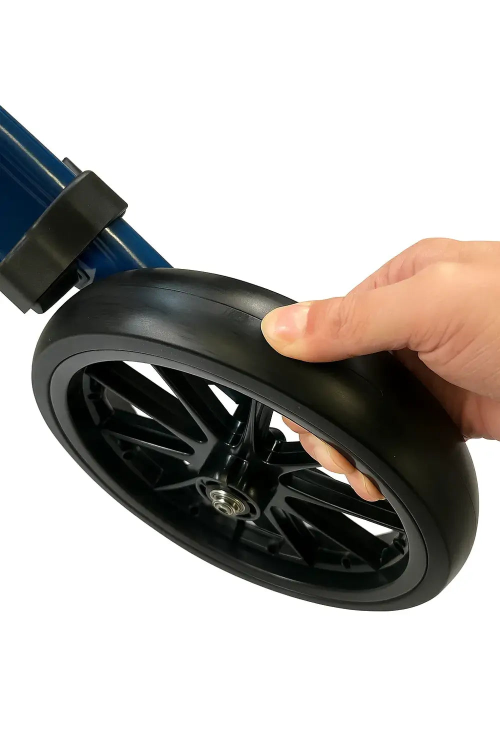 rollator leicht faltbar Detail: Hand drückt auf Rollator-Rad, robustes Vollgummirad am Gestell