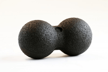 peanut faszienrolle in Erdnussform zur Selbstmassage von Rücken und Nacken – Faszienpflege und Muskelentspannung