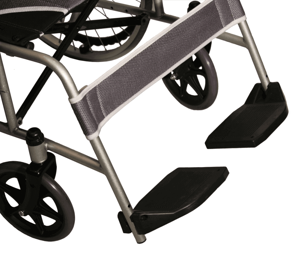 Ultraleichter Rollstuhl – Detailansicht Fußstützen und Räder am faltbaren Aluminium-Rollstuhl