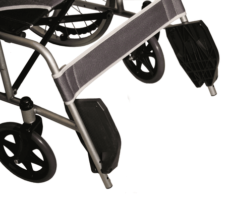 Ultraleichter Rollstuhl aus Aluminium, faltbar – Detailansicht Fußstützen und Vorderräder für komfortable Mobilität