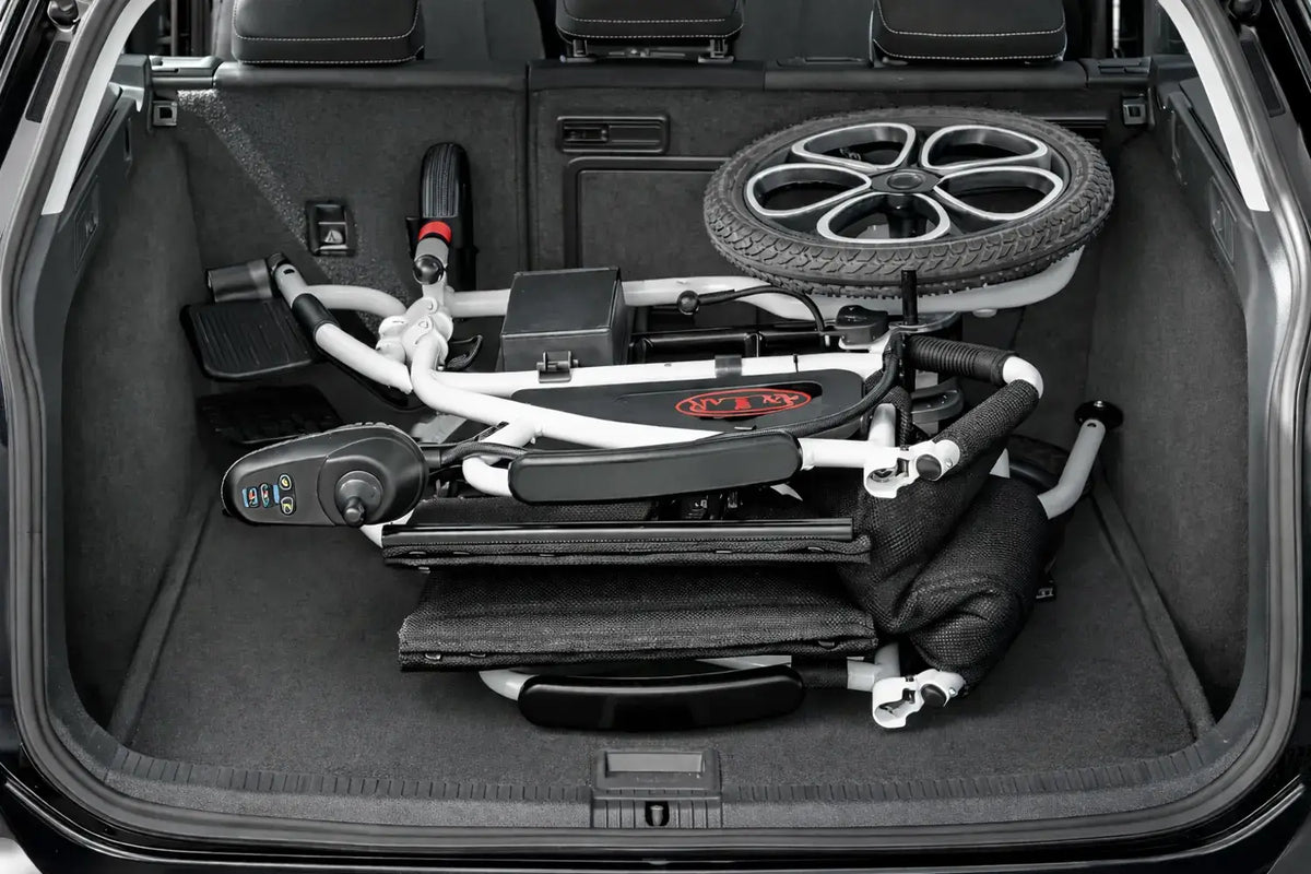 Elektrischer Rollstuhl faltbar im Kofferraum eines Autos, kompakt zusammengeklappt für einfachen Transport und platzsparende Aufbewahrung