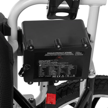 Elektrischer Rollstuhl faltbar – Detailansicht Batteriebox am Rahmen mit Anschluss und Etikett, Modell AT52304