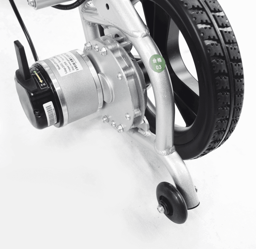 Elektrorollstuhl faltbar – leistungsstarker Radnabenmotor am Hinterrad, Detailansicht faltbarer Elektrorollstuhl