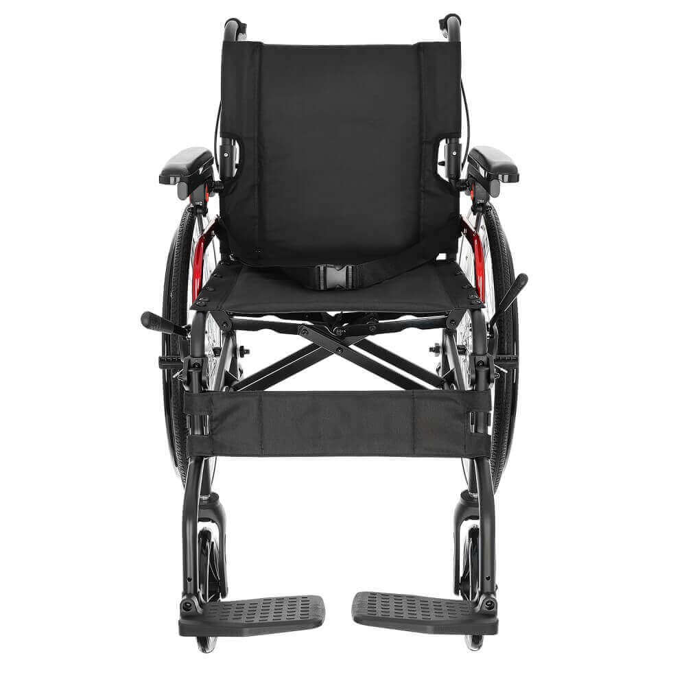 Aluminium Rollstuhl faltbar aus Aluminium, leicht und kompakt, Frontansicht mit Fußstützen und Armlehnen