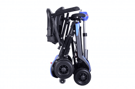 Alt Tag: Elektro Scooter faltbar zusammengeklappt, kompakter Elektroscooter mit Sitz und großen Rädern für Reisen und Alltag