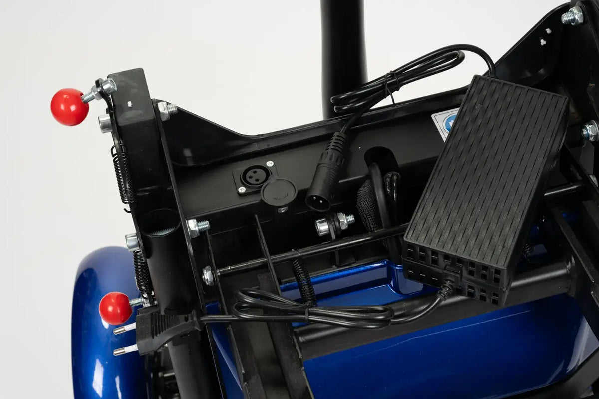 Elektromobil faltbar Detailansicht Akku- und Kabelbereich mit Ladeanschluss, kompakt zusammenklappbarer E-Scooter mit Sitz