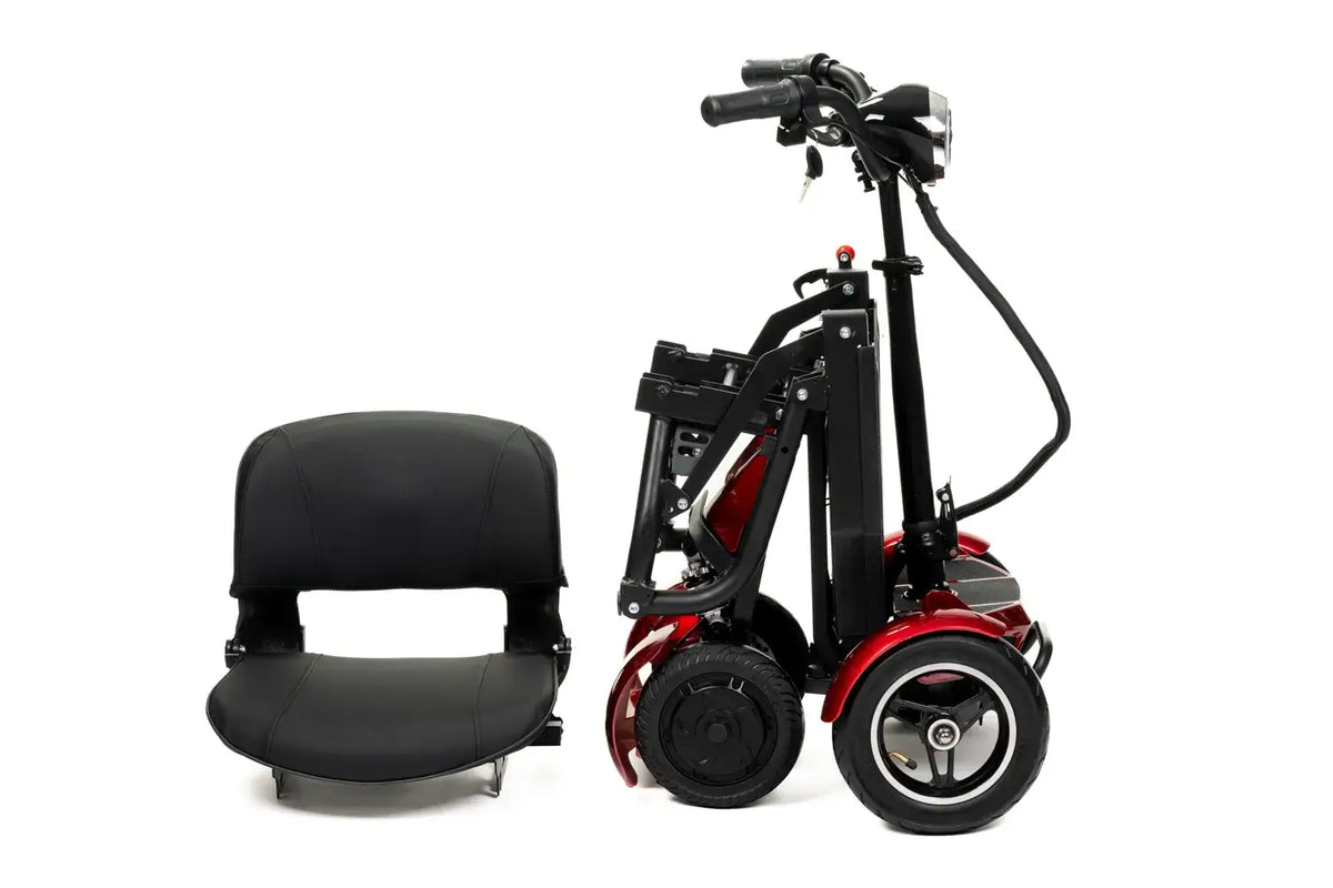 Elektromobil faltbar 25 km Reichweite mit Sitz und Korb, kompakter elektrischer Scooter zusammengeklappt neben Sitzkissen