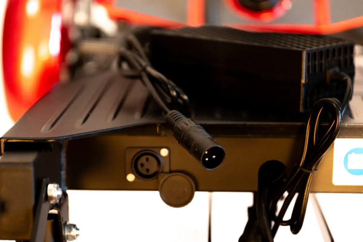 Elektromobil faltbar Ladegerät und Anschlusskabel am Scooter AT52317 für 25 km Reichweite mit Sitz & Korb