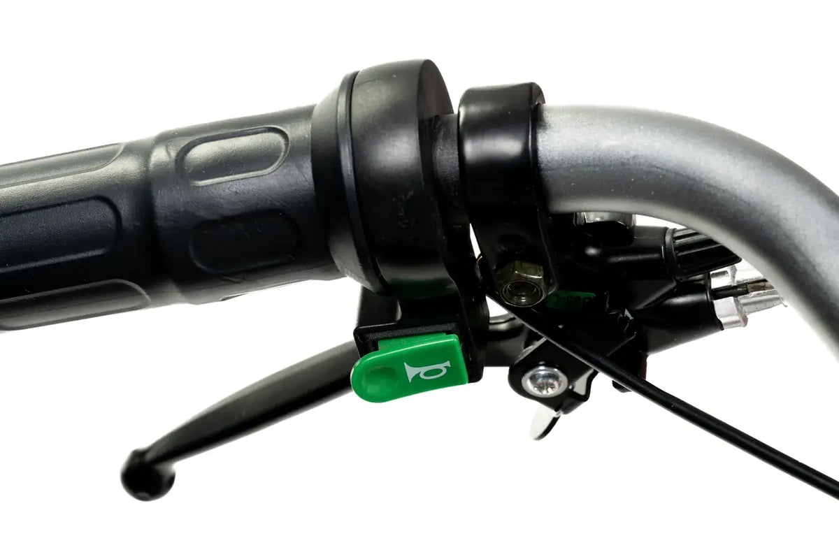 Elektromobil faltbar – Detailansicht Lenkergriff mit Bremshebel und grünem Schalter am faltbaren E-Scooter
