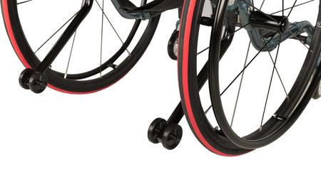 Aktivrollstuhl leicht mit 24 Zoll Sporträdern – Aluminium-Rollstuhl mit roten Felgen, Detailansicht der Hinterräder
