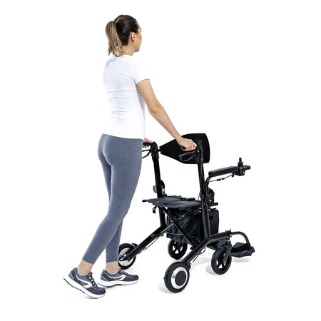 elektrischer Rollator 2 in 1 – Frau schiebt faltbaren Mobilitätsrollator mit Sitz, 250W Motor, bis 6 km/h