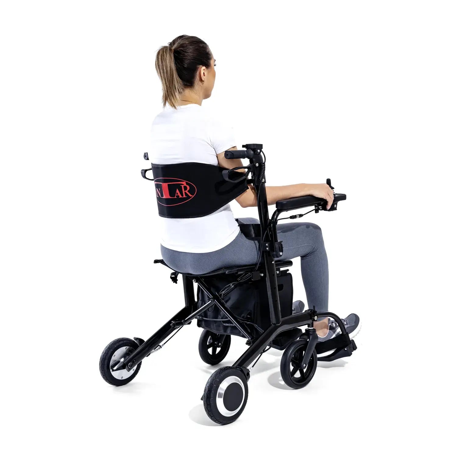 elektrischer Rollator 2 in 1 faltbar 250W bis 6 km/h – Frau sitzt auf 2-in-1 Rollator mit Sitz und Handgriffen
