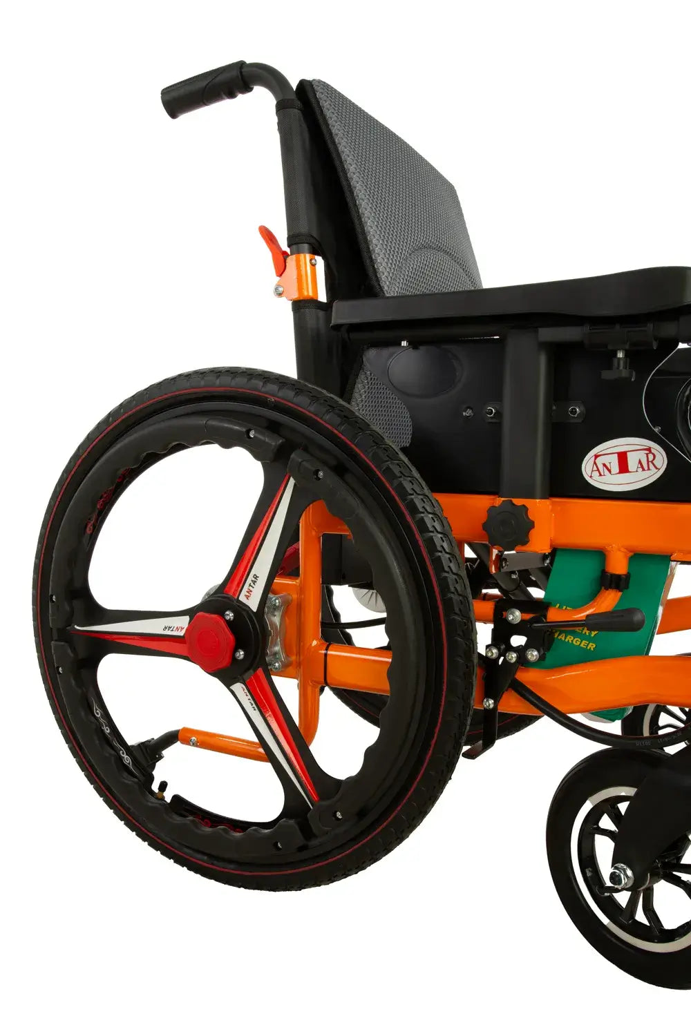 elektrischer rollstuhl faltbar mit großem Hinterrad, klappbarer Rahmen und Lithium Akku 24V – Detailansicht