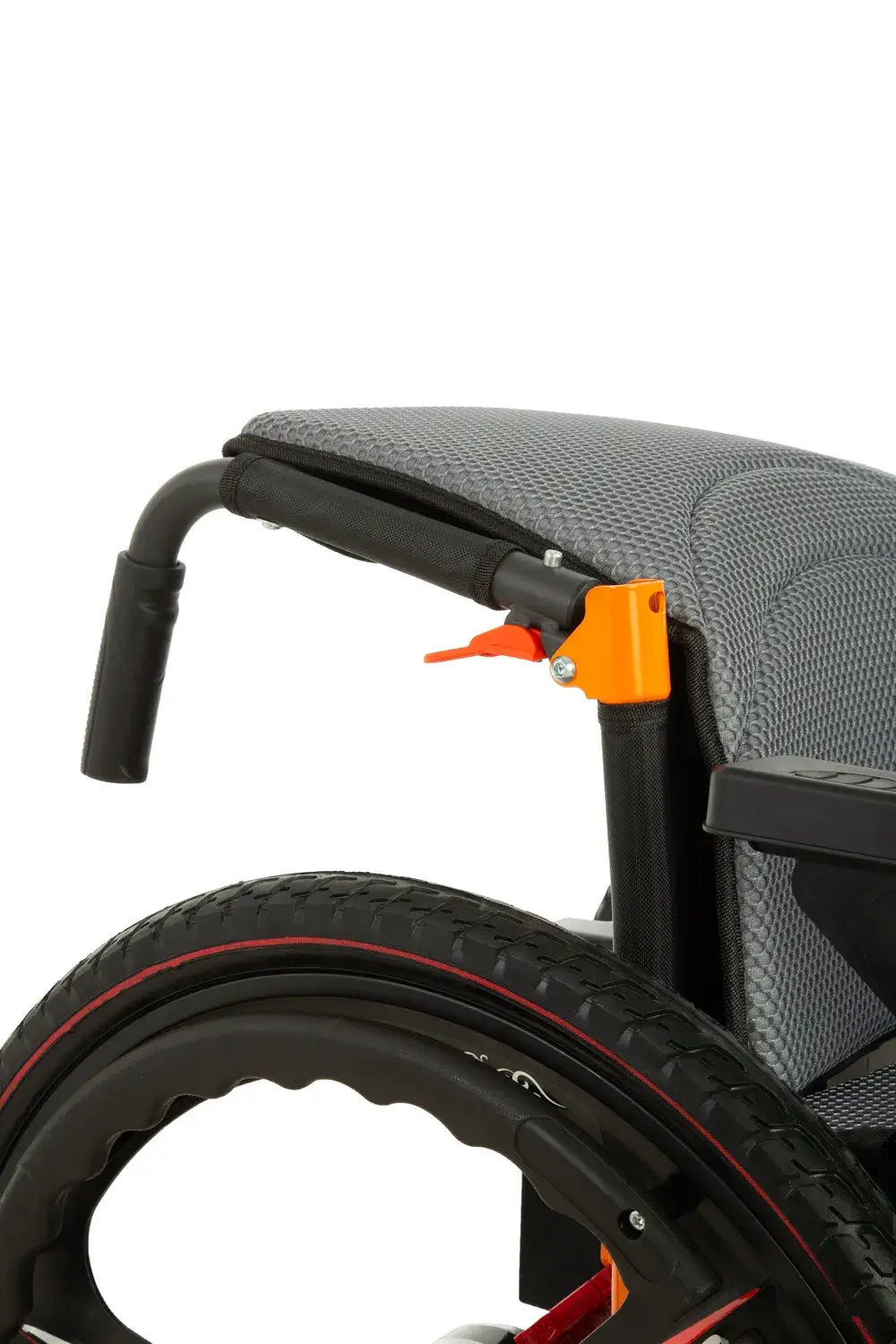 elektrischer rollstuhl faltbar – Detailansicht Rückenlehne, Rahmen und Hinterrad mit Umstellhebel für manuellen Betrieb