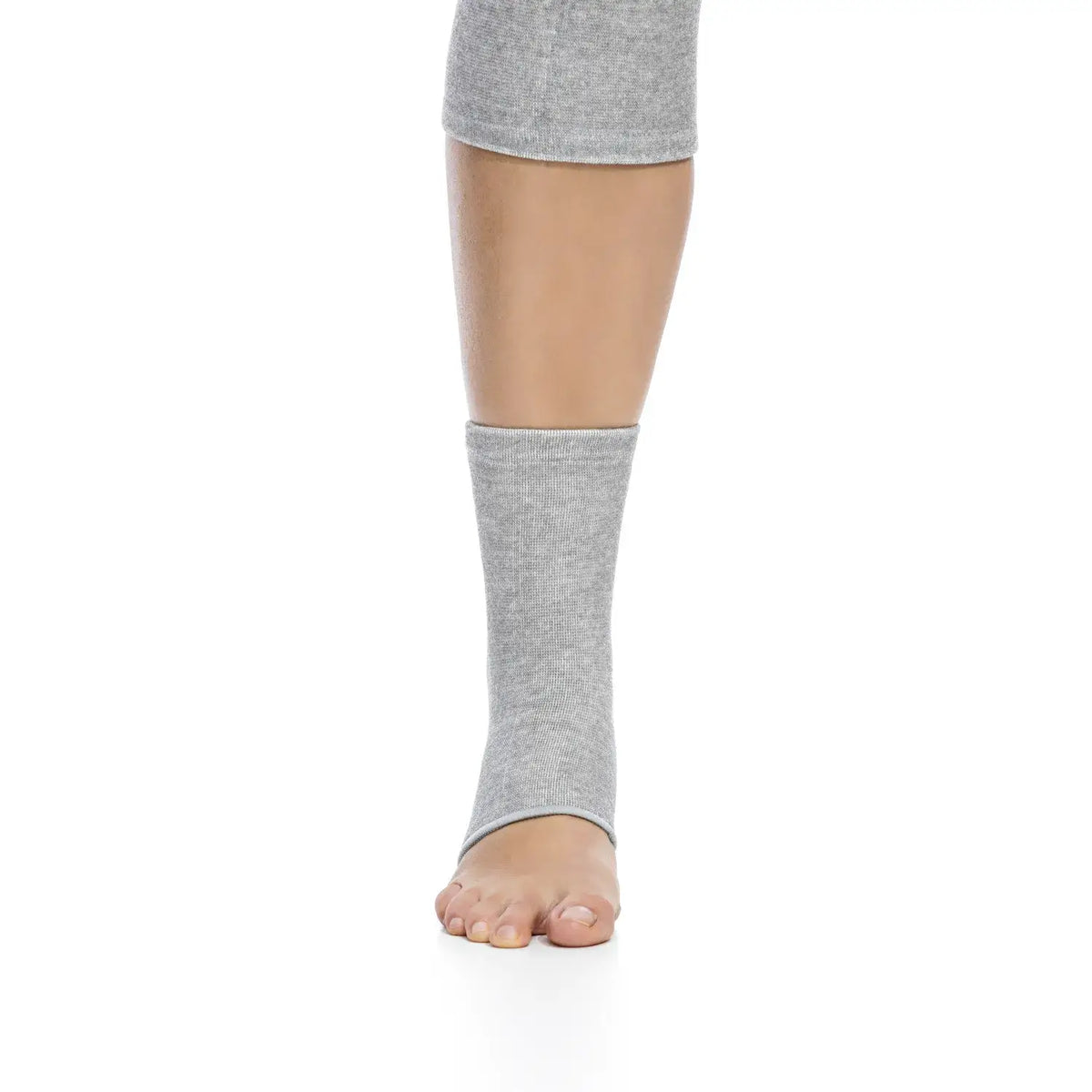 Sprunggelenkbandage Bambusviskose – elastische, stabilisierende Knöchelbandage in Grau am Fuß