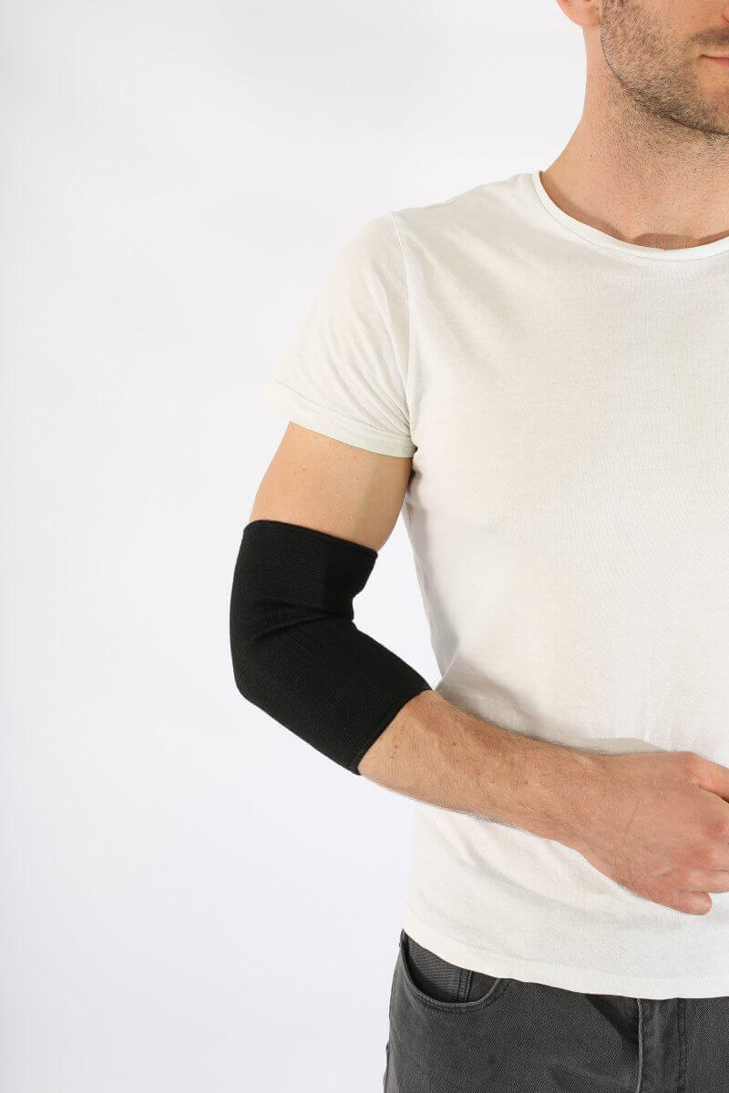 Elastische Ellenbogenbandage aus Polyester am Arm getragen, leichter Halt und Kompression für Sport und Alltag