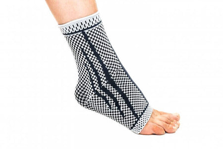 Knöchelbandage mit Silikoneinlage zur Stabilisierung des Sprunggelenks, elastische Bandage am Fuß für sicheren Halt