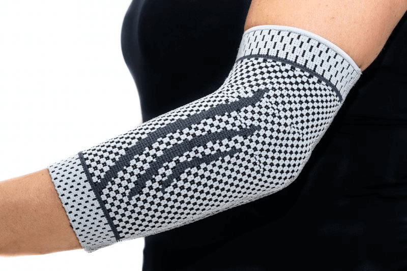 Ellenbogenbandage mit Silikonverstärkung am Arm, stabilisierend und entlastend bei Schmerzen, Reizung und Schwellung