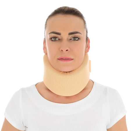 halskrause orthopädisch weich – stabilisierende Nackenstütze aus Schaumstoff zur HWS-Entlastung, Modell AT53069