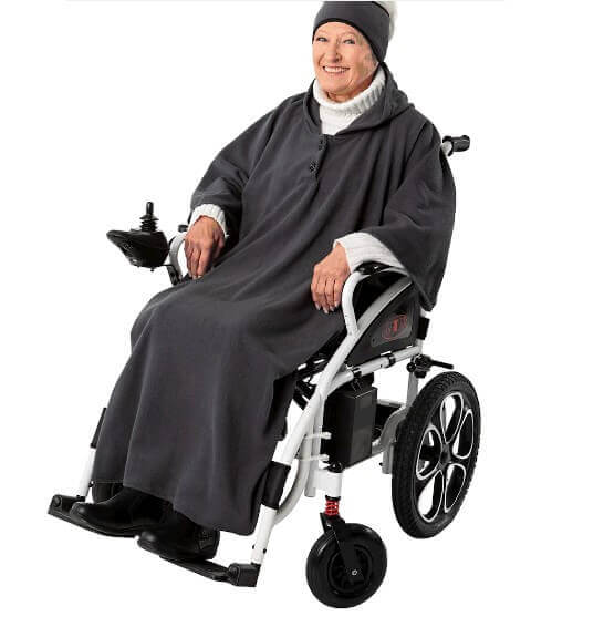 Rollstuhl Poncho aus Fleece mit Kapuze – warm, leicht und waschbar, schützt Rollstuhlfahrer vor Kälte und Wind