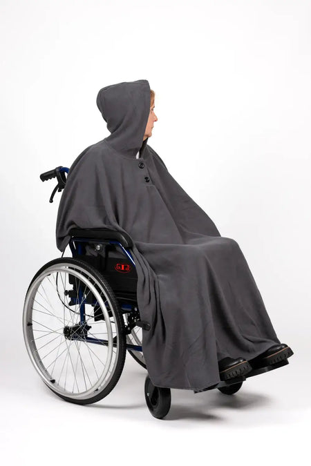 Rollstuhl Poncho Fleece mit Kapuze in Grau – warm, leicht & waschbar, Wetterschutz für Rollstuhlfahrer im Rollstuhl