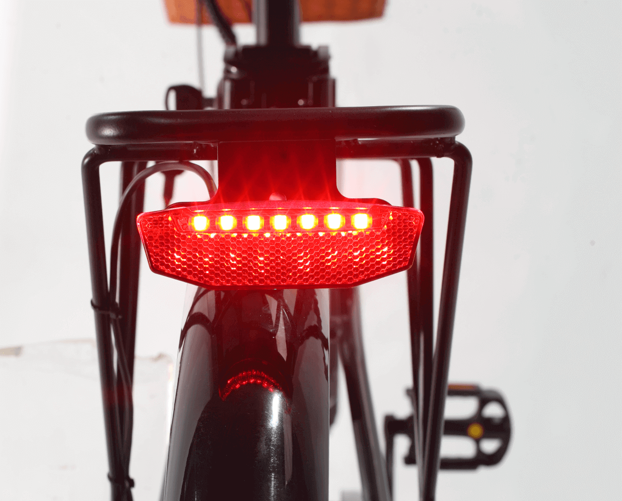 Damen E-Bike 26 Zoll NE10 City E-Bike Rücklicht mit Gepäckträger – helles LED-Bremslicht für sichere Fahrten in der Stadt
