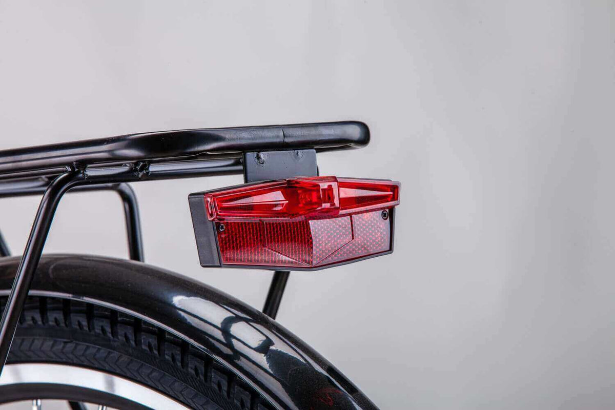 E-Bike Damen 27 Zoll mit Gepäckträger und rotem Rücklicht – Citybike-Detail für sicheren Stadtverkehr