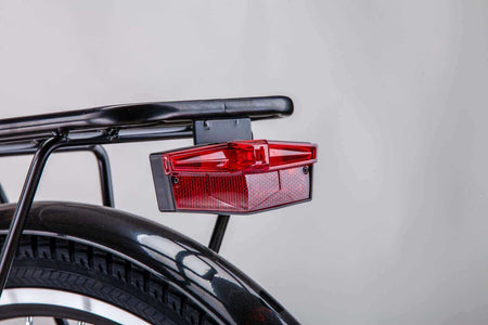 E-Bike Damen 27 Zoll mit Gepäckträger und rotem Rücklicht – Citybike-Detail für sicheren Stadtverkehr