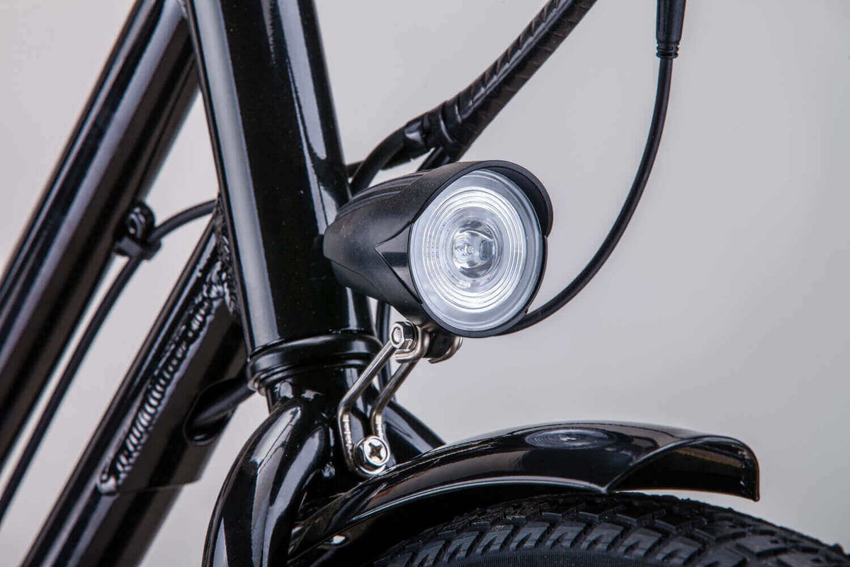 E-Bike Damen 27 Zoll Frontscheinwerfer am Citybike, Detailaufnahme am Vorderrad mit Schutzblech