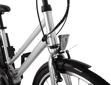 E-Bike Damen City – Detail von Vorderrad, Gabel, Frontlicht und Schutzblech eines City E-Bikes für Damen