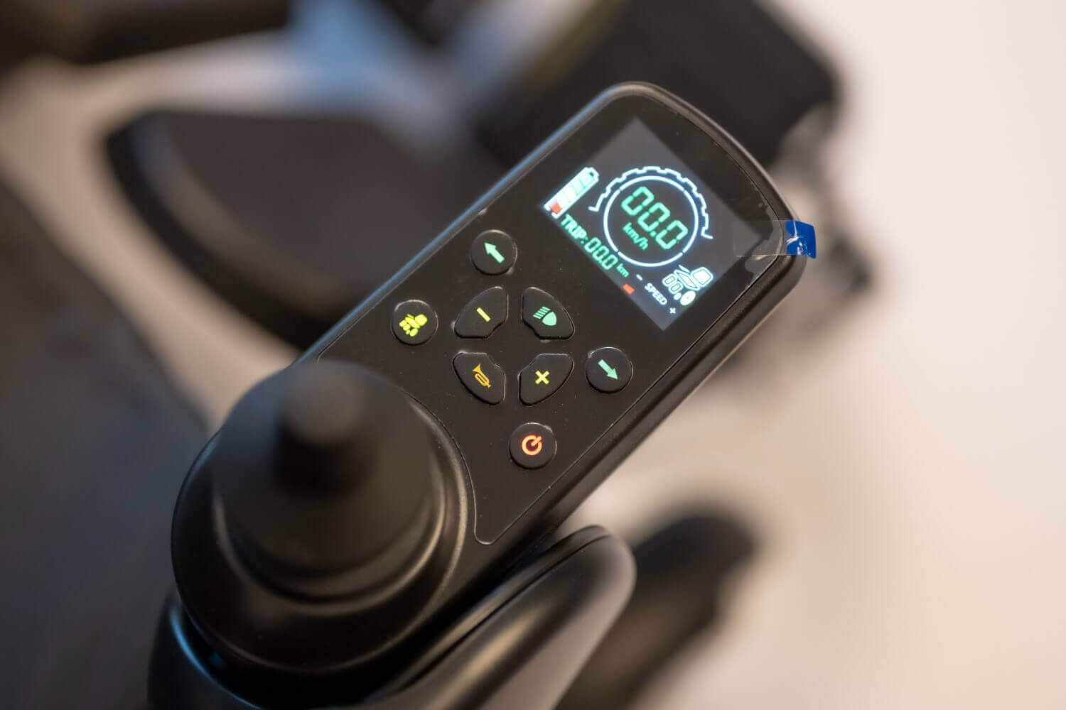 Elektrorollstuhl faltbar mit App-Steuerung – Bedienpanel mit Joystick und Display am Antar AT52329