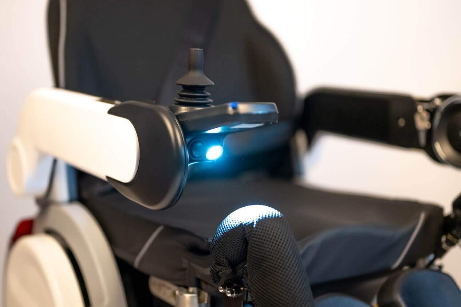 Elektrorollstuhl faltbar mit Joystick-Steuerung und LED-Licht, 25 km Reichweite, 6 km/h, App Steuerung